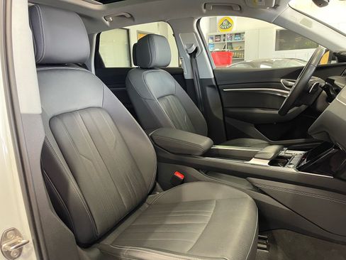 Used 2023 Audi e-tron Premium Plus w/ Premium Plus Package AWD/4WD image 42
