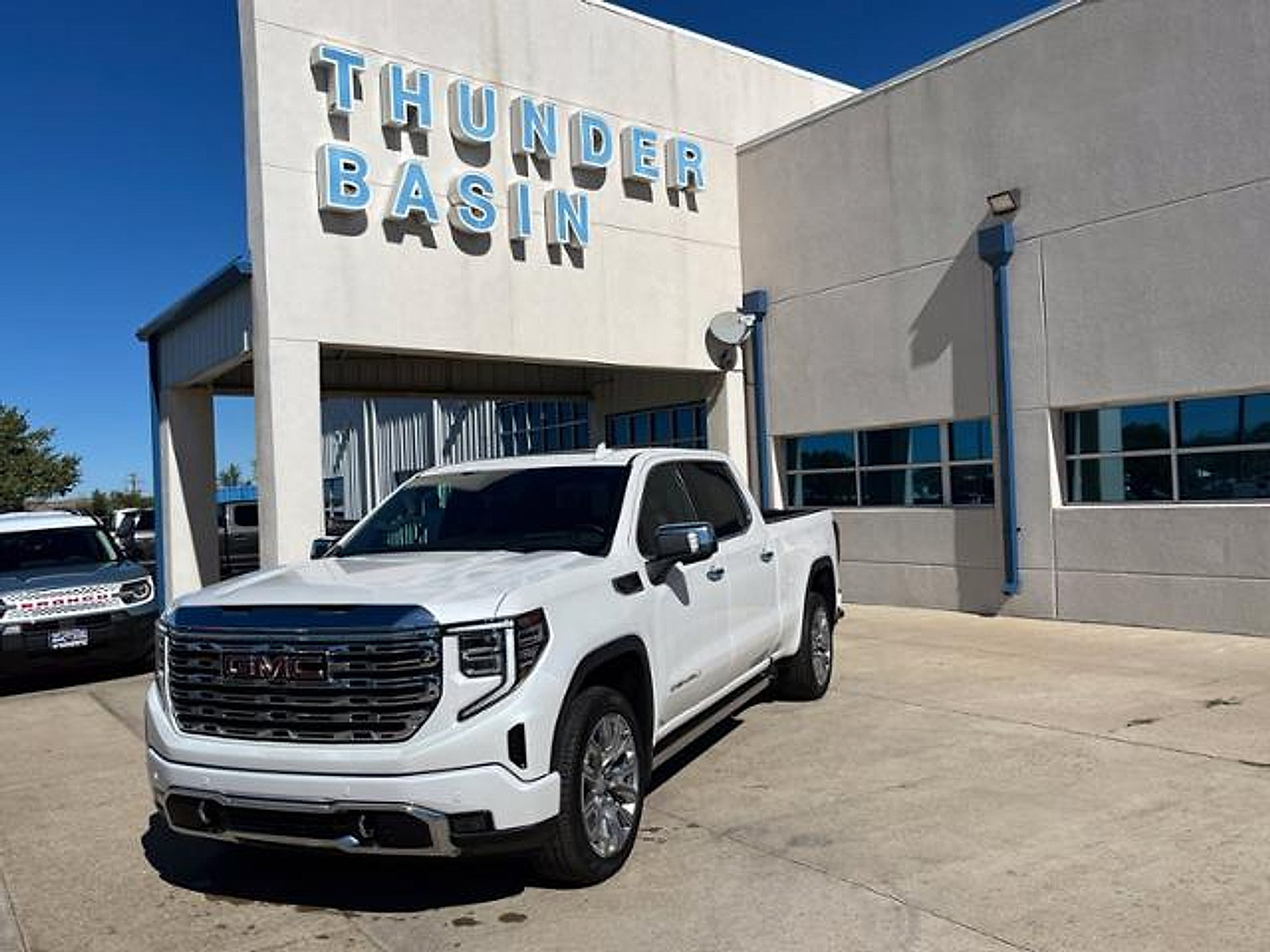 Used 2025 GMC Sierra 1500 Denali w/ Denali Reserve Package AWD/4WD image 1