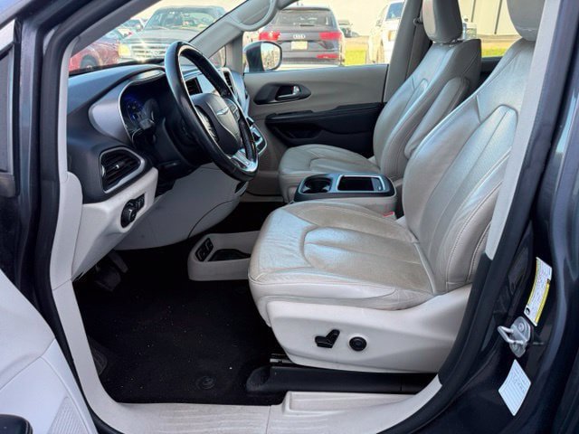 Used 2021 Chrysler Pacifica Touring-L FWD image 26