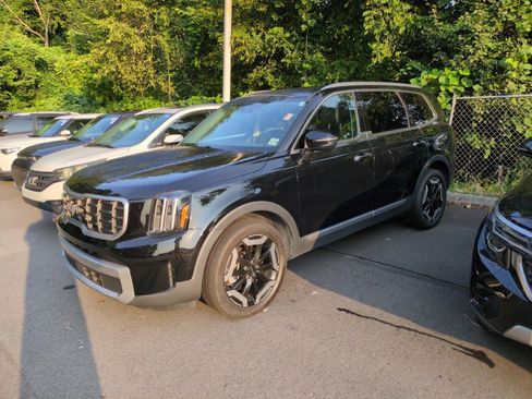 Certified 2023 Kia Telluride S w/ S Sunroof Package AWD/4WD image 3
