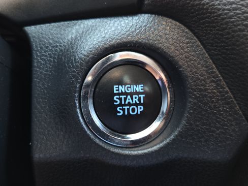 Used 2022 Toyota RAV4 XLE FWD image 35