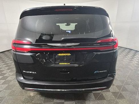 Used 2023 Chrysler Pacifica Touring-L FWD image 3