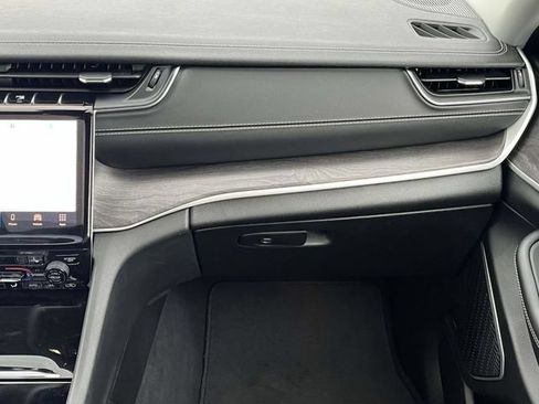 Used 2023 Jeep Grand Cherokee Limited AWD/4WD image 19