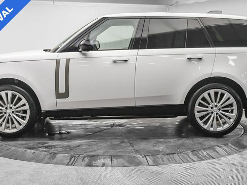 Used 2025 Land Rover Range Rover SE image 4