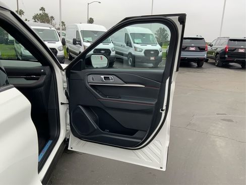 Used 2025 Ford Explorer ST-Line w/ ST-Line Street Pack image 22