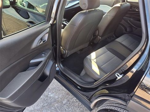 Used 2025 Chevrolet Trax LT w/ LT Convenience Package image 69