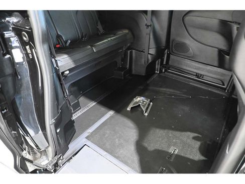 Used 2023 Chrysler Pacifica Touring-L w/ S Appearance Package FWD image 18