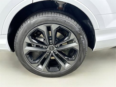 Used 2025 Audi Q7 3.0T Premium Plus image 24