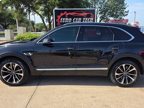 Used 2017 Bentley Bentayga AWD/4WD image 2