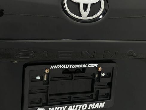 Used 2017 Toyota Sienna XLE w/ XLE Navigation Package FWD image 40