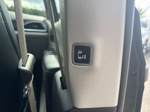 Used 2023 Chrysler Pacifica Limited FWD image 18