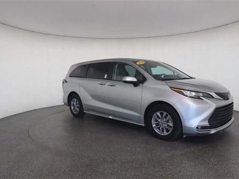 Used 2023 Toyota Sienna XLE image 27
