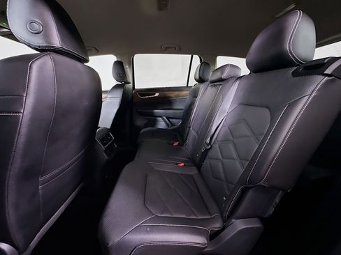 Used 2025 Volkswagen Atlas SE image 27