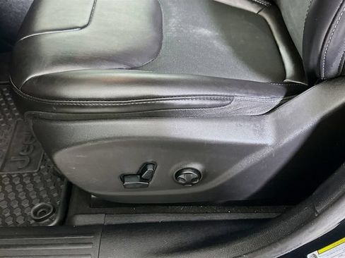 Used 2019 Jeep Cherokee Latitude Plus w/ Cold Weather Group AWD/4WD image 23