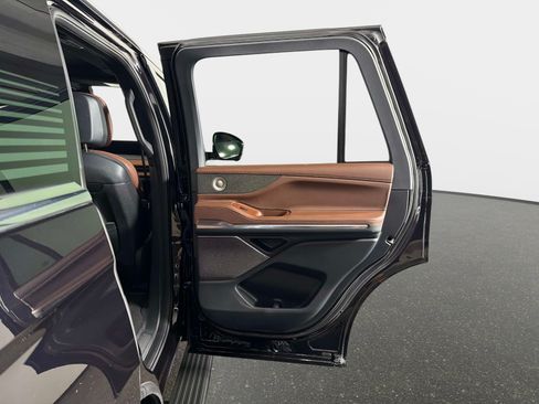 Used 2025 Lincoln Navigator Reserve AWD/4WD image 28
