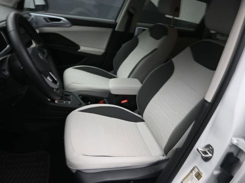 Used 2025 Volkswagen Taos SE image 19