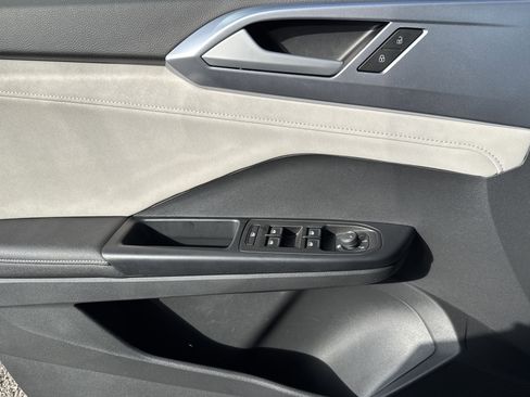 Certified 2025 Volkswagen Taos SE image 9