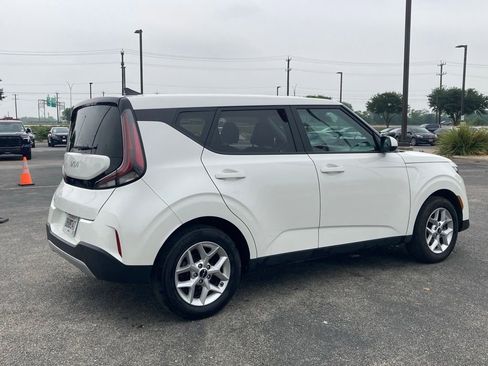 Used 2025 Kia Soul LX w/ LX Technology Package FWD image 5