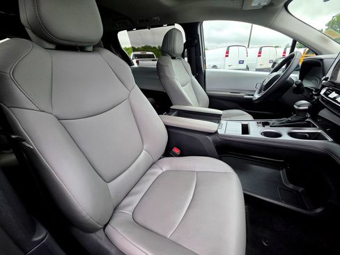 Used 2026 Toyota Sienna XLE FWD image 72