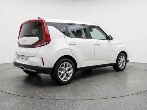 Used 2025 Kia Soul LX w/ LX Technology Package FWD image 9