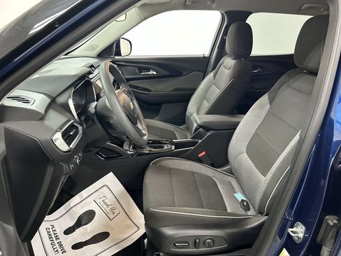 Used 2022 Chevrolet TrailBlazer LT w/ Confidence II Package FWD image 9