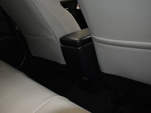 Used 2024 Toyota Prius XLE AWD/4WD image 32