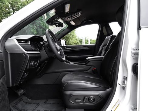 Used 2023 Jeep Grand Cherokee Altitude AWD/4WD image 41