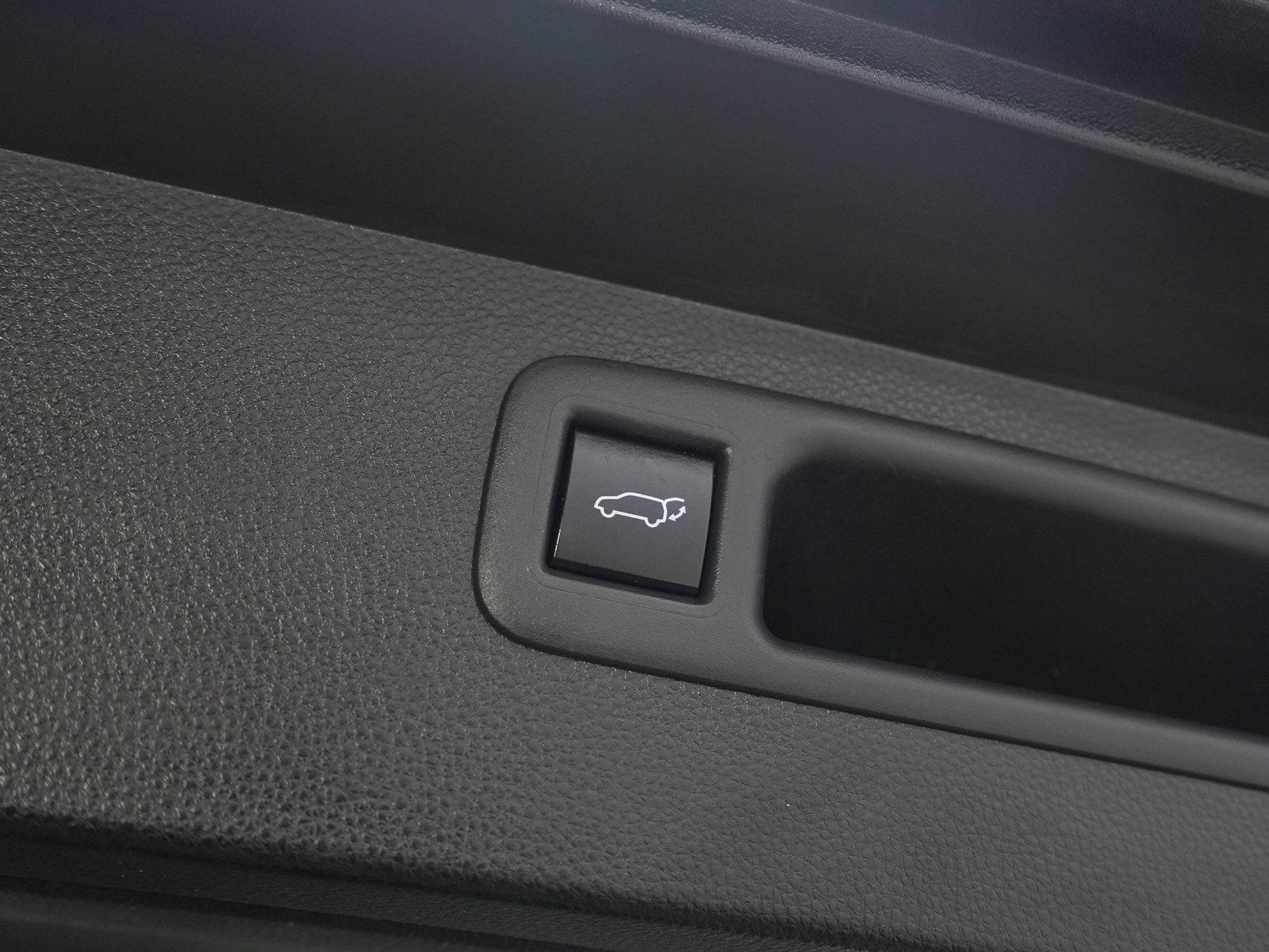 Used 2021 Toyota Highlander XLE AWD/4WD image 11