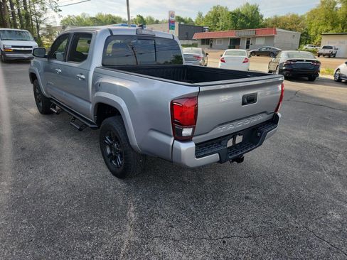 Used 2019 Toyota Tacoma TRD Sport AWD/4WD image 6