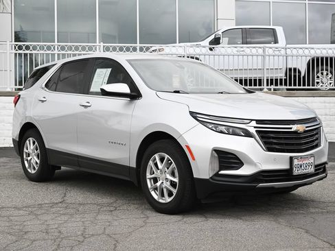 Used 2022 Chevrolet Equinox LT w/ Driver Convenience Package FWD image 2