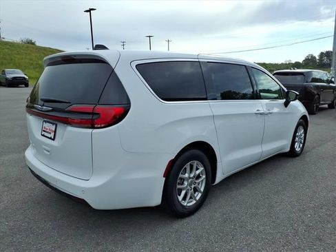 Used 2024 Chrysler Pacifica Touring-L FWD image 4