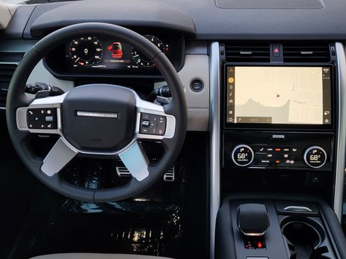 Certified 2025 Land Rover Discovery Dynamic SE image 29