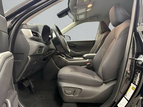 Used 2024 Toyota Highlander LE FWD image 11