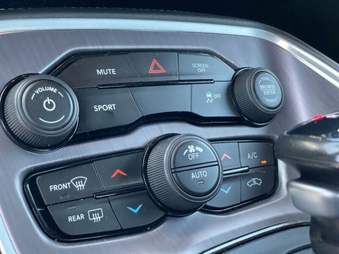 Used 2017 Dodge Challenger R/T image 7