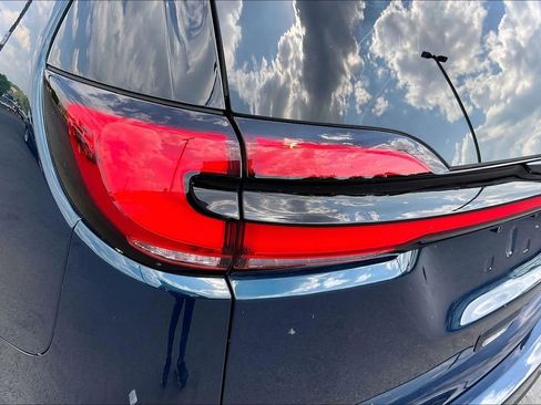 Used 2025 Chrysler Pacifica Limited FWD image 25