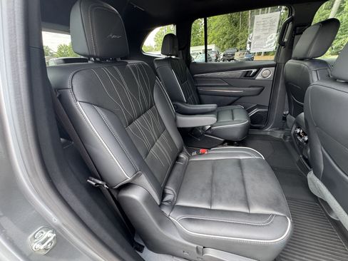 Used 2025 Buick Enclave Avenir w/ Super Cruise Package FWD image 19