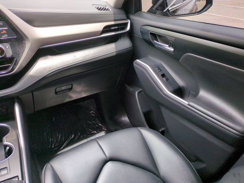 Used 2022 Toyota Highlander XLE FWD image 17