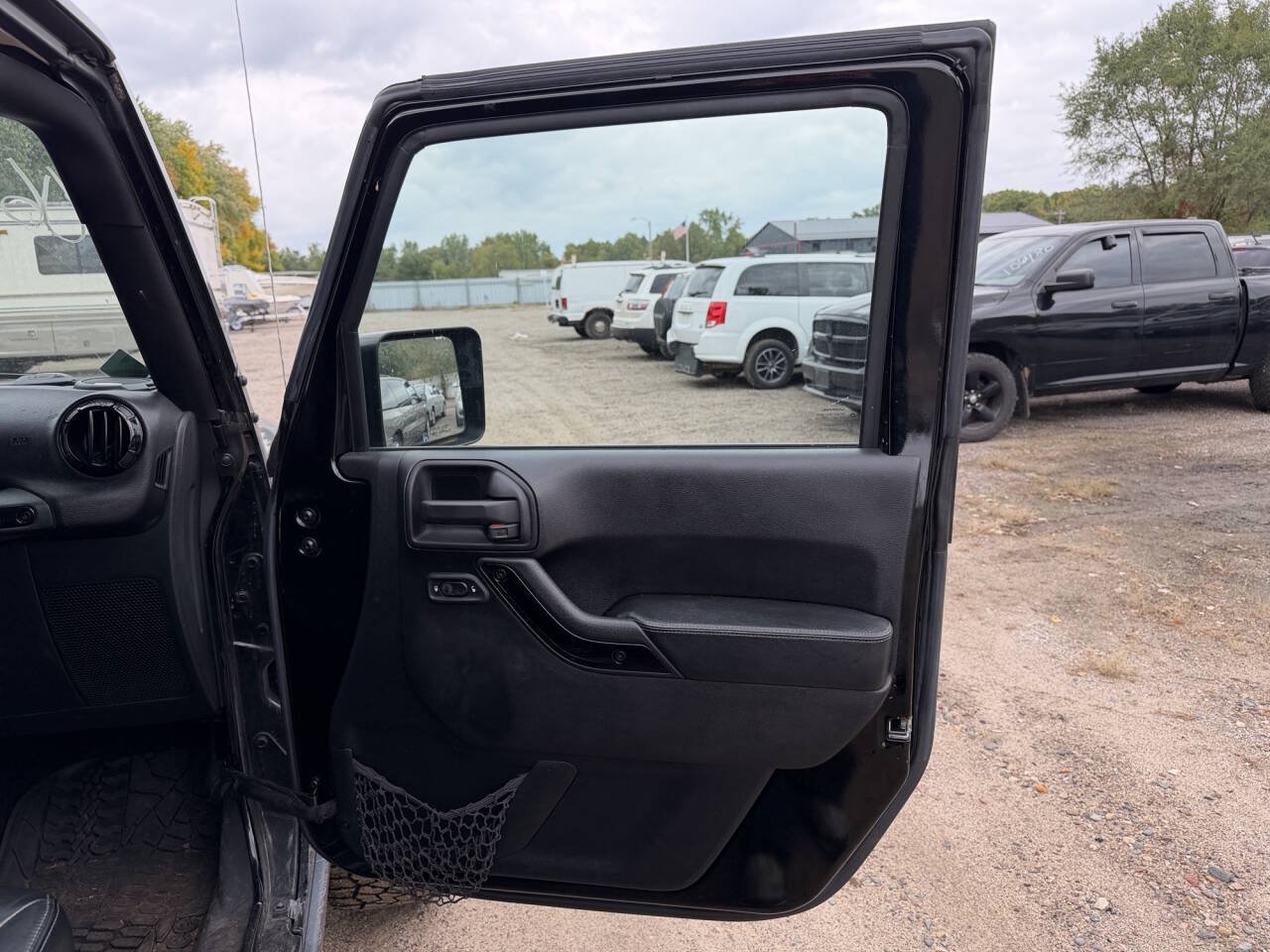 Used 2016 Jeep Wrangler Unlimited Sahara AWD/4WD image 28