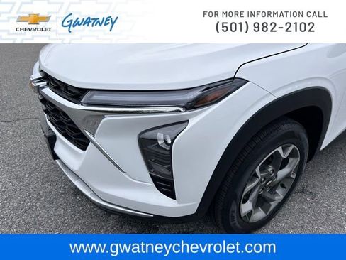 Used 2025 Chevrolet Trax LT w/ LT Convenience Package image 14