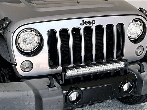 Used 2018 Jeep Wrangler Unlimited Sahara AWD/4WD image 38