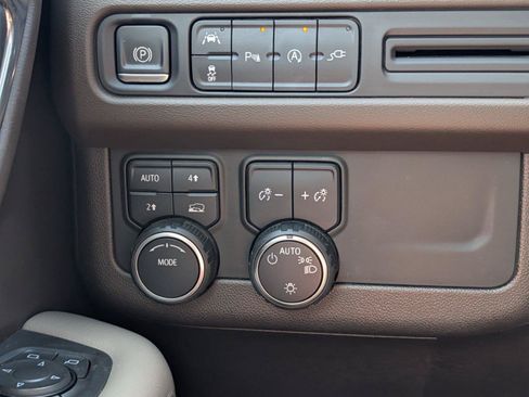 Used 2022 Chevrolet Suburban LT AWD/4WD image 28