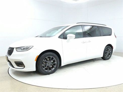 Used 2021 Chrysler Pacifica Touring w/ S Appearance Package image 3