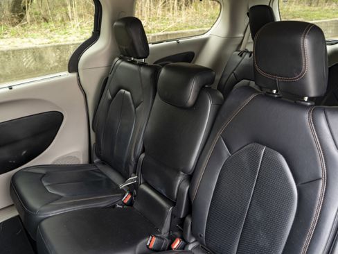 Used 2019 Chrysler Pacifica Touring-L Plus w/ Advanced Safetytec Group image 18