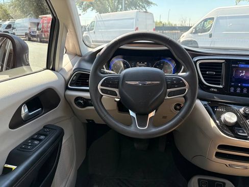 Used 2017 Chrysler Pacifica Touring FWD image 5
