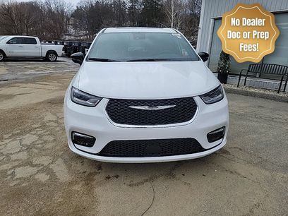 New 2026 Chrysler Pacifica Limited w/ Uconnect Theater Family Group