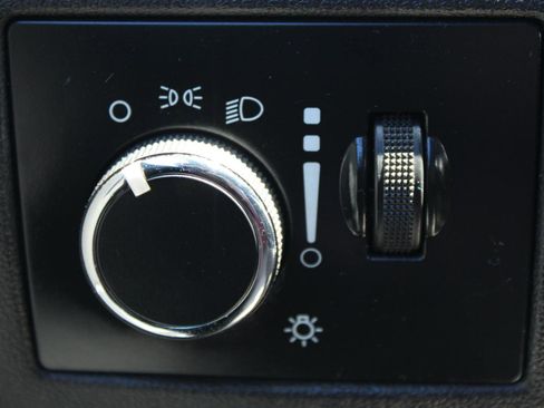 Used 2014 Dodge Challenger SXT RWD image 30