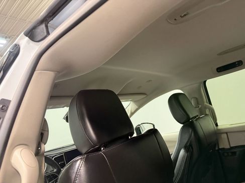 Used 2024 Chrysler Pacifica Touring-L image 11