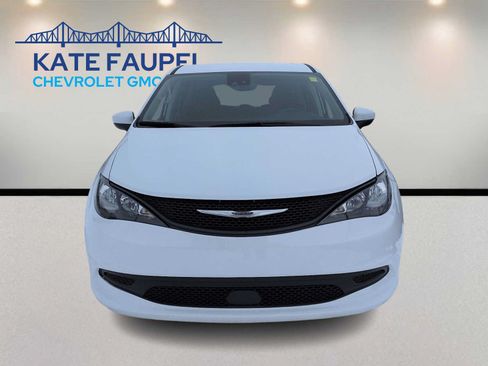 Used 2023 Chrysler Voyager LX FWD image 2
