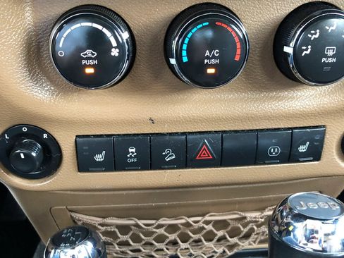 Used 2015 Jeep Wrangler Unlimited Sahara w/ Connectivity Group AWD/4WD image 20