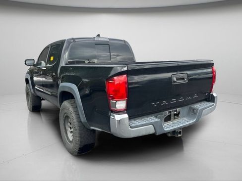 Used 2017 Toyota Tacoma TRD Off-Road w/ Tow Package (A/T) AWD/4WD image 9